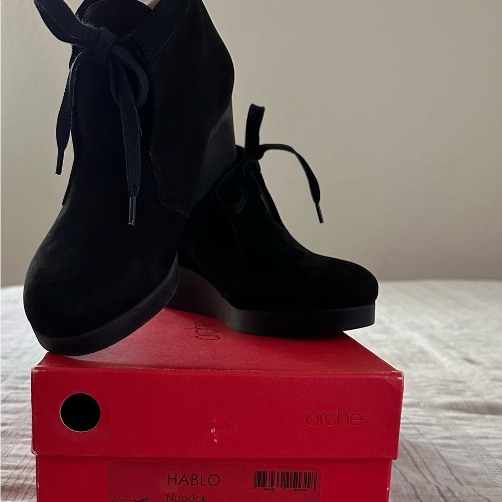 ARCHE Women’s Hablo Black Nubuck Wedge Bootee sz 39/8